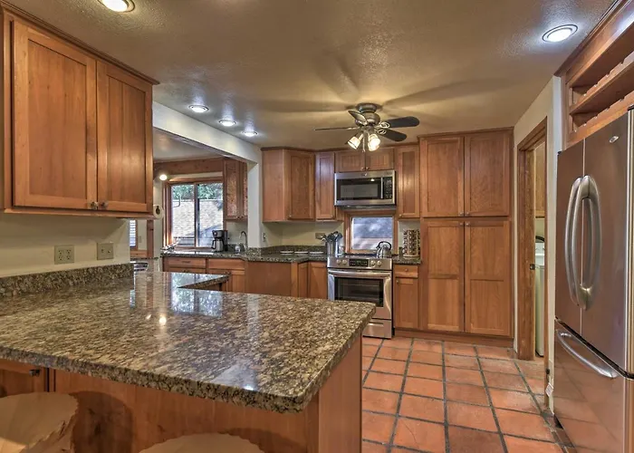 With On-site Trails, 3 Mi To Dtwn! Holiday home