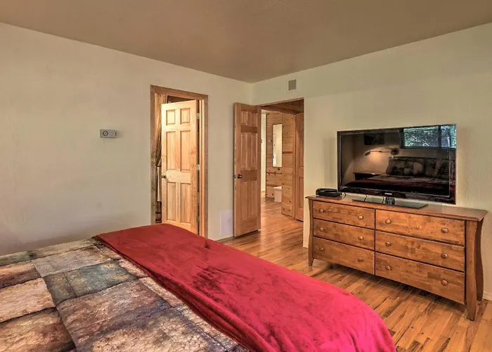 With On-site Trails, 3 Mi To Dtwn! Holiday home