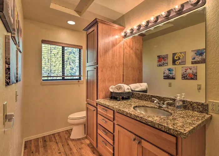 With On-site Trails, 3 Mi To Dtwn! Holiday home